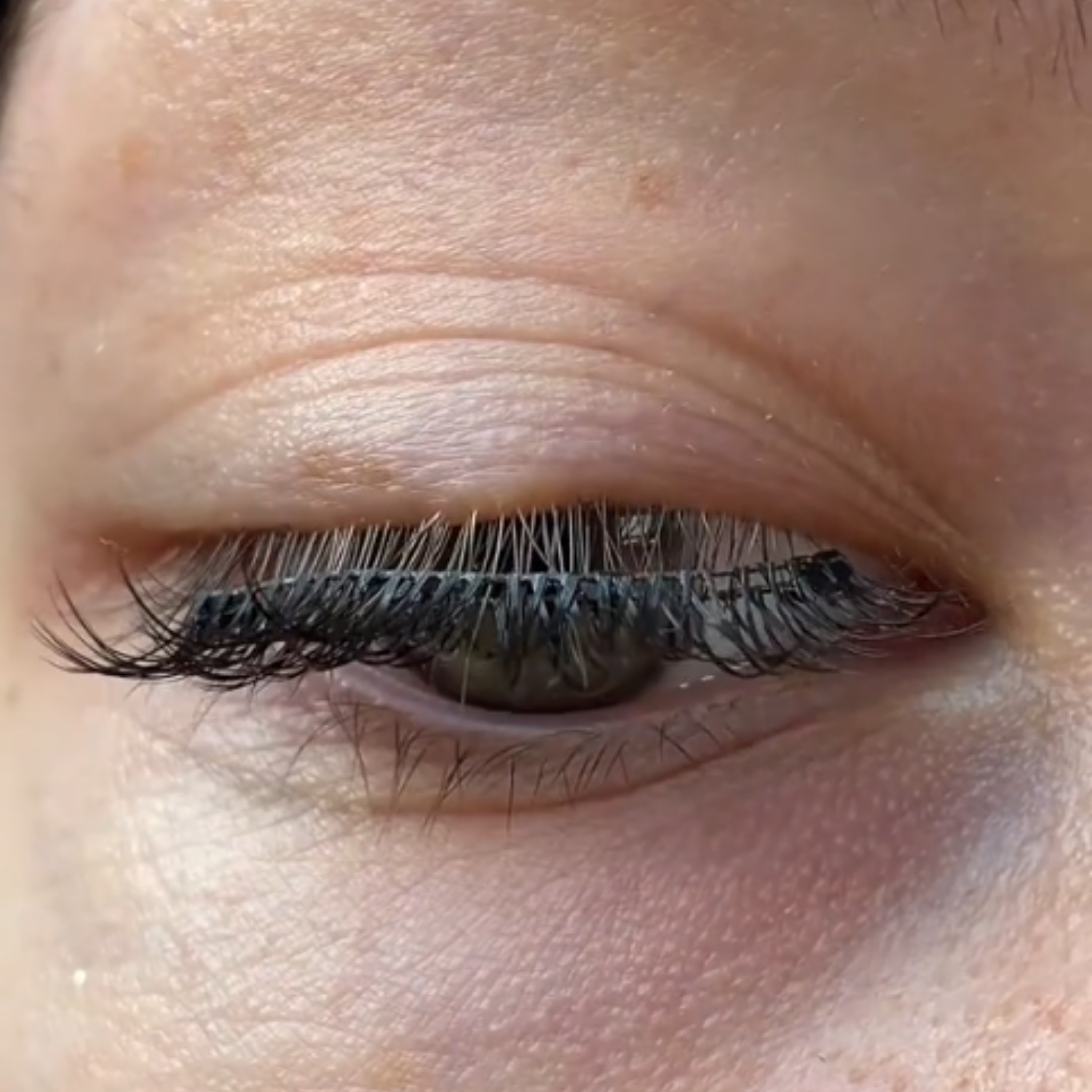 Odstające paski i widoczne magnesy